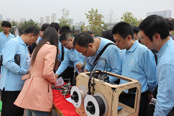 返校校友参观信控学院科技展台  刘铮臻摄影